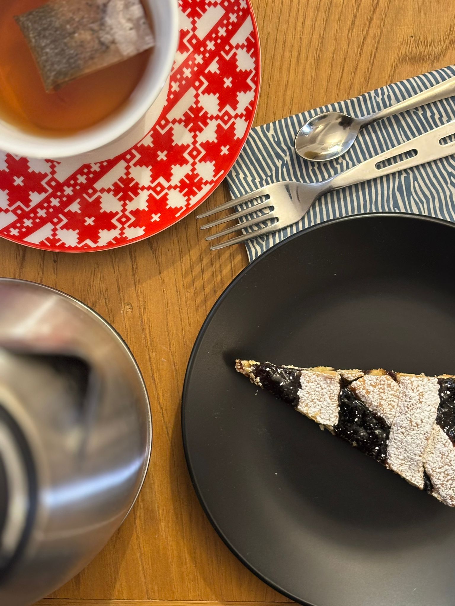 Dettaglio torta fatta in casa con tè